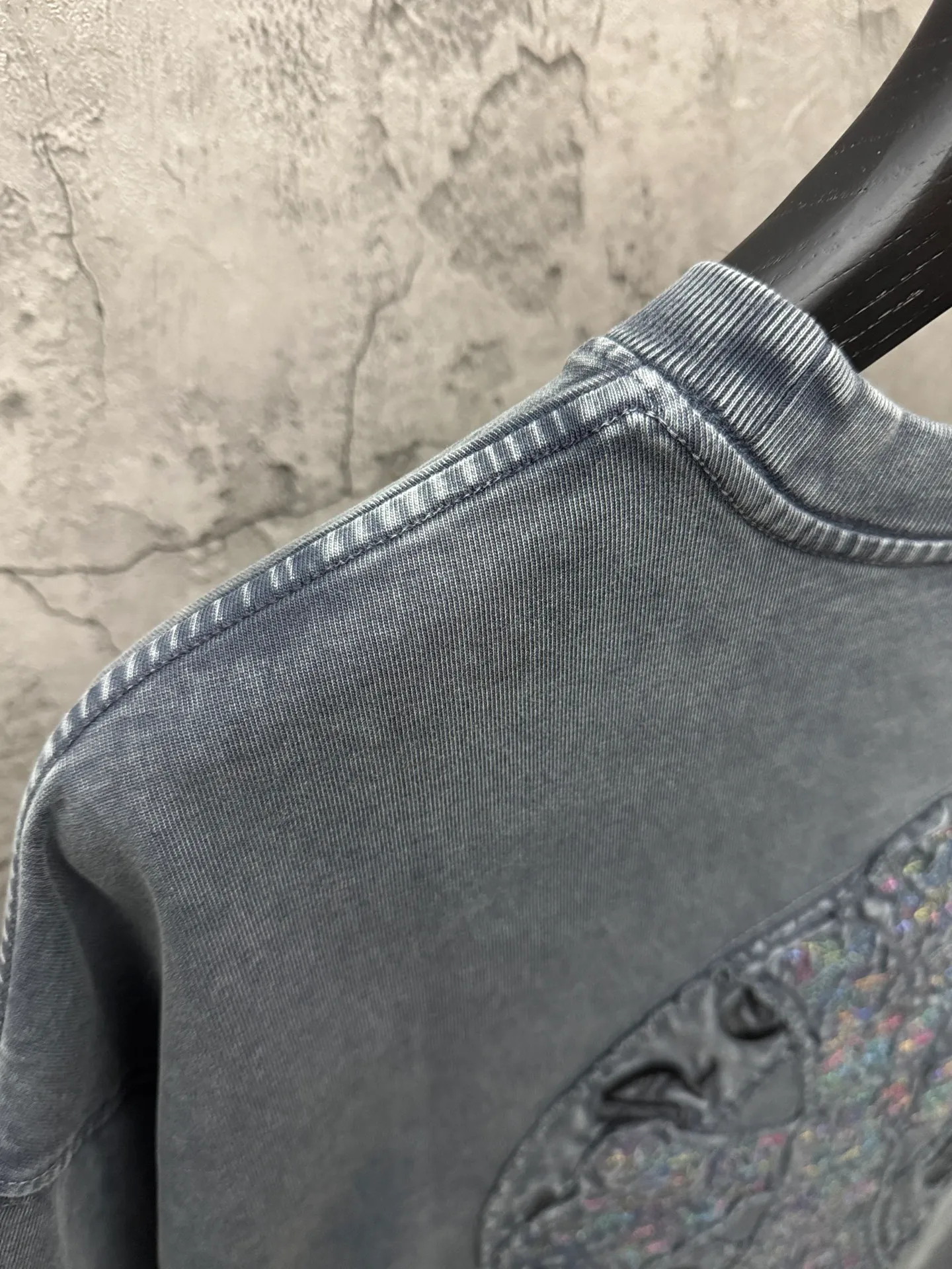 P230 top version, real shot without P, ​​different from market currency) 𝗖𝗵𝗿𝗼𝗺𝗲 𝗛𝗲𝗮𝗿𝘁𝘀/Croxin 2026 spring new original single counter American washed patch embroidered couple short sleeves 👑The highest version! Customized fabric 320 grams, washed and fried. Best-selling model at the counter. Very comfortable to wear. Accessories: Original molded and authenticated collar label➕100% silk wash label. Genuine purchase-grade original hangtag➕matching hanging rope➕3D hanging beads➕original packaging bag. Craftsmanship: The original version has consistent wiring! The highest version of the armhole matching technique! Color: Gray Black Size: S M L XL Style No.: 6619